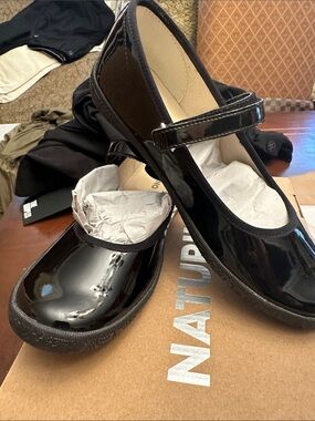 💜 BNIB Naturino Black Patent Mary Jane with adjustable Strap Size 35
